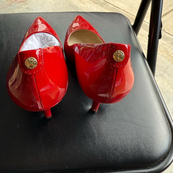 Michael Kors Mk Flex Mid Pump Patent Leather Red
NIB - Picture 4 of 7